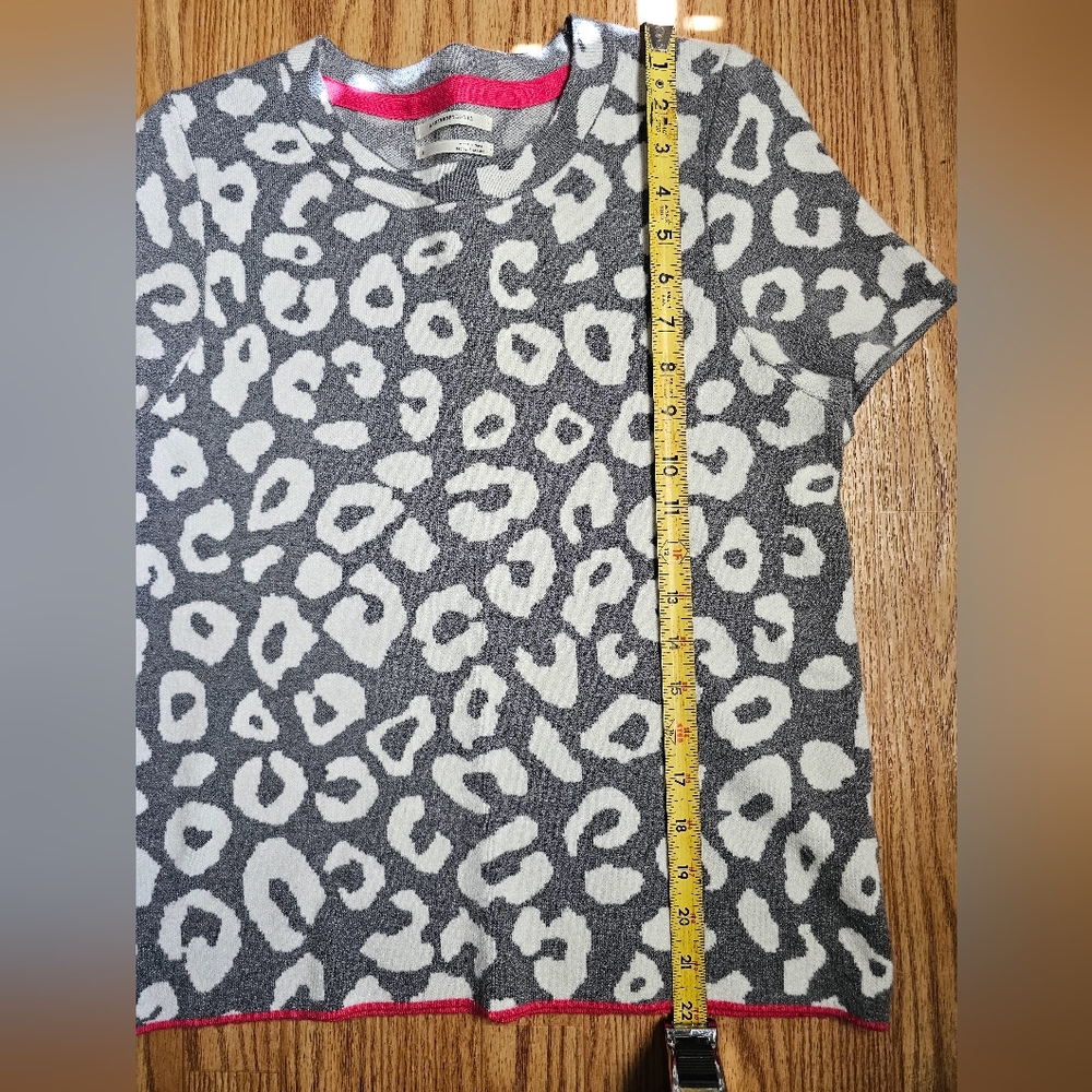 ANTROPOLOGIE Gray and White Leopard Print T-Shirt SWETER Size S‎ - Picture 6 of 8